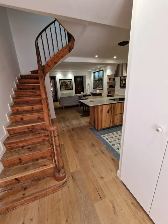 Escalera y zona de estar