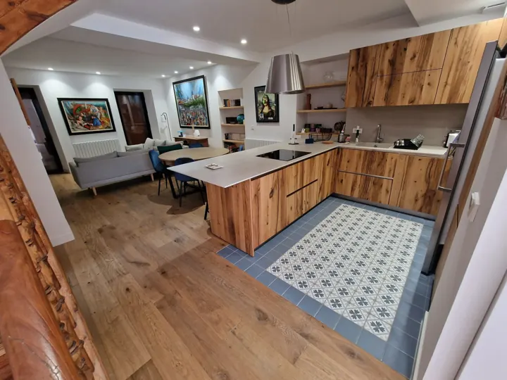 Cocina abierta de madera