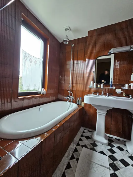 Baño con revestimiento de madera