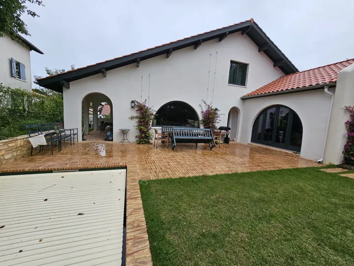 Fachada y terraza de la vivienda