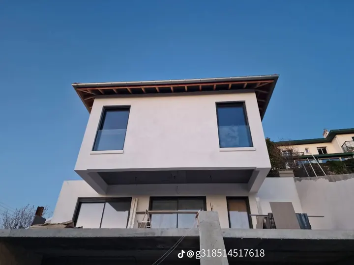 Fachada de vivienda contemporánea