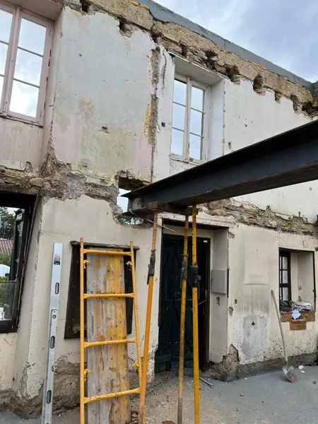 Estructura metálica durante la reforma